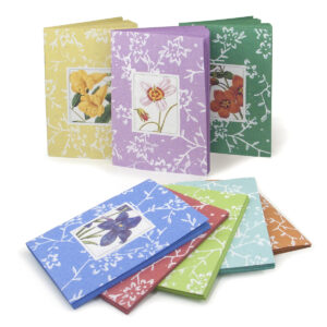 Orto Botanico notebook in straw paper with colored pages, 12x17 cm, assorted colors.