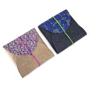Leaves coin/card holder in Ricuoio®, 9x9 cm, with gift box included.