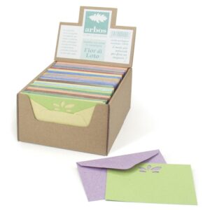 Display with 100 assorted "Fiori di Loto" cards 7x11 cm with envelope, in straw paper.