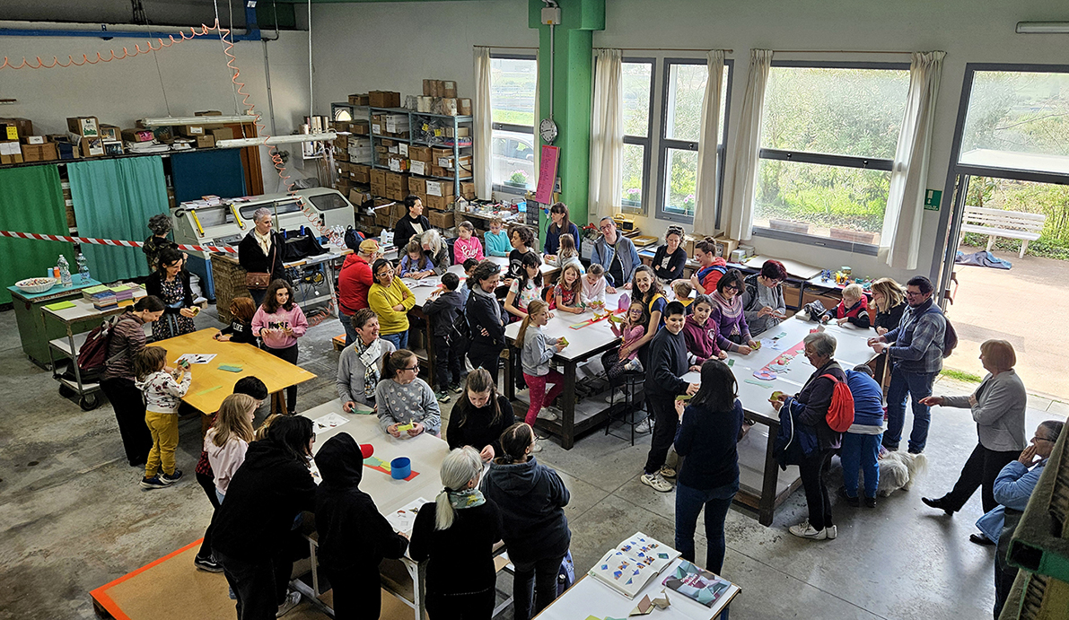 veduta del reparto produttivo Arbos e partecipanti al laboratorio