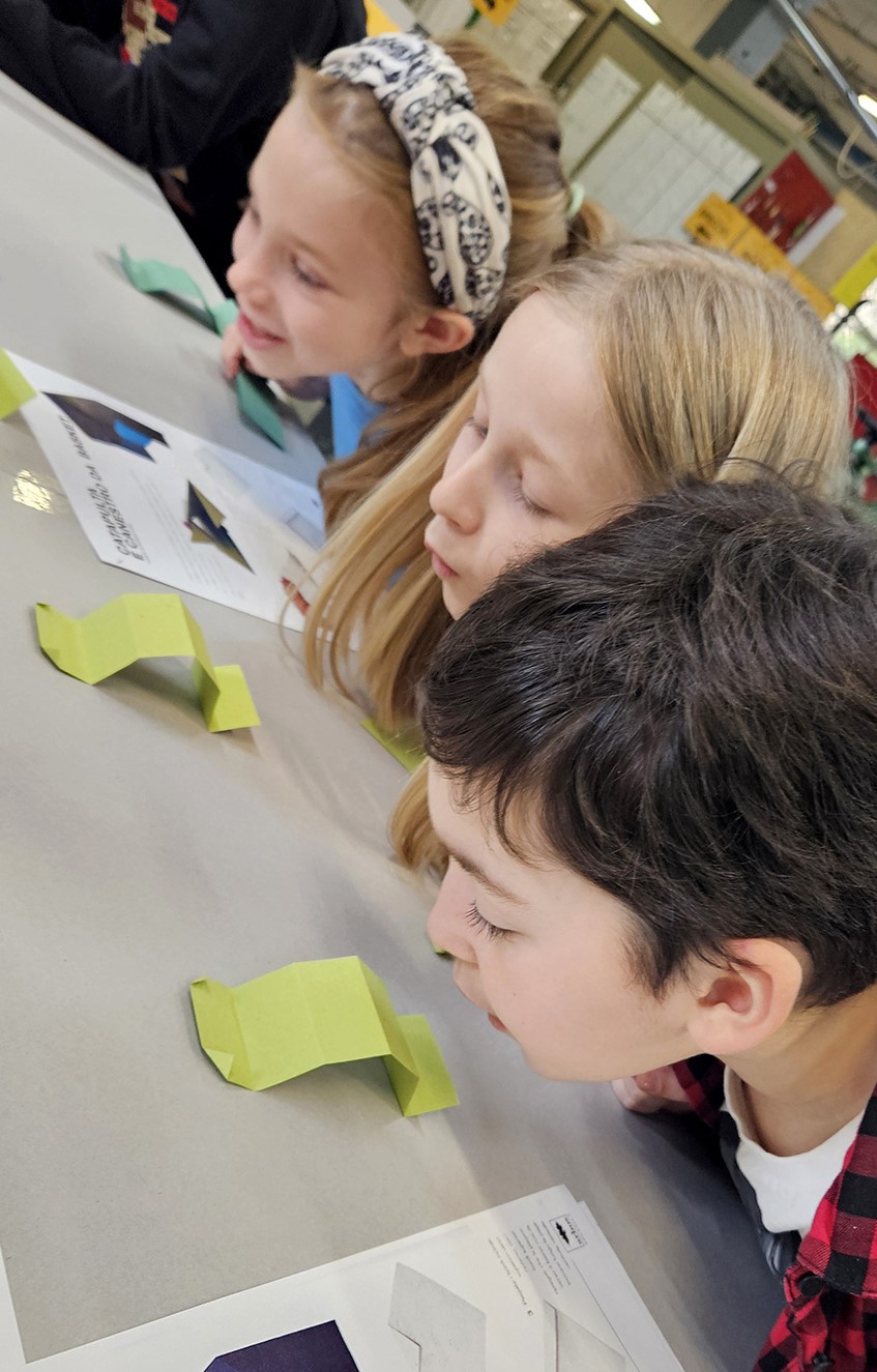 bambini giocano con origami